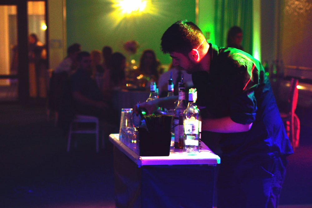 Petrecerea reusita inseamna si cocktail bar and show